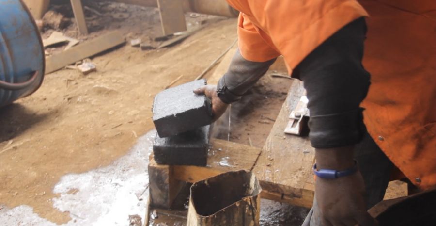 Butembo : L’Université de l’Assomption au Congo UAC transforme les déchets plastiques en pavés