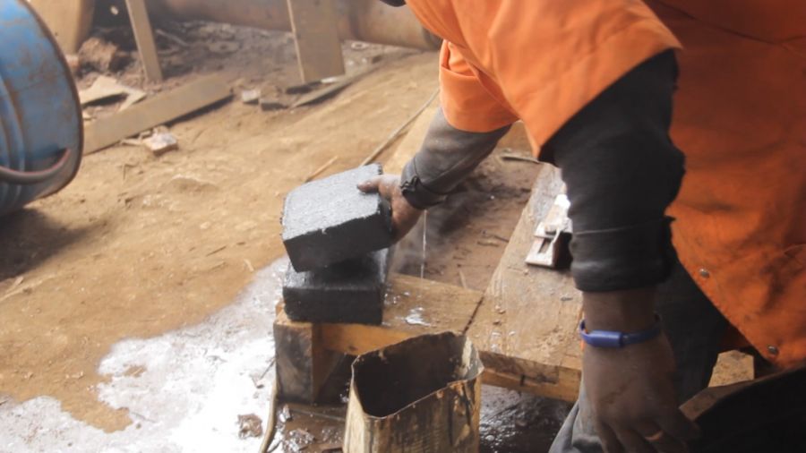 Butembo : L’Université de l’Assomption au Congo UAC transforme les déchets plastiques en pavés