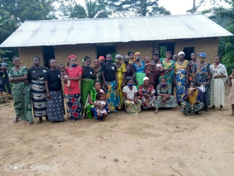 RDC : Caritas Congo sensibilise les communautés autochtones et locales au cours d’alphabétisation