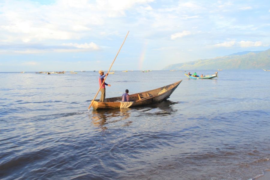 Nord-Kivu : Les pécheurs du lac Edouard soutiennent l’ICCN dans le processus de placage des pirogues