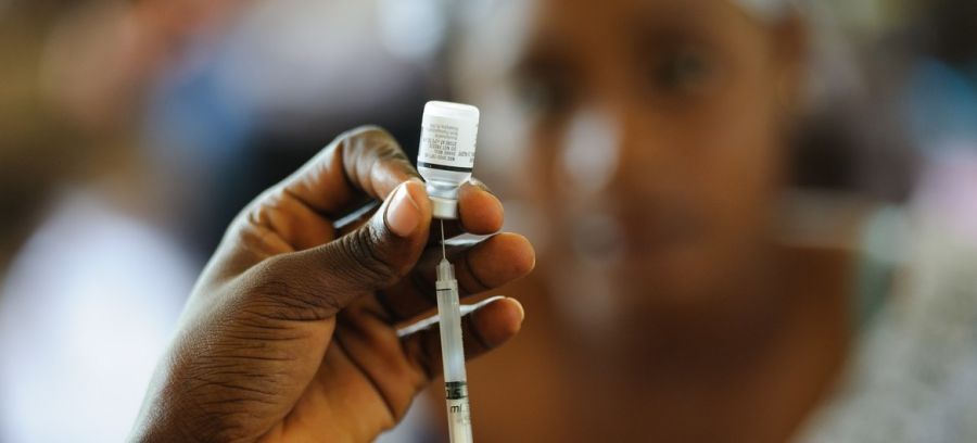 COVID-19 : l’Alliance GAVI réunit deux milliards de dollars pour acheter des vaccins pour les pays en développement